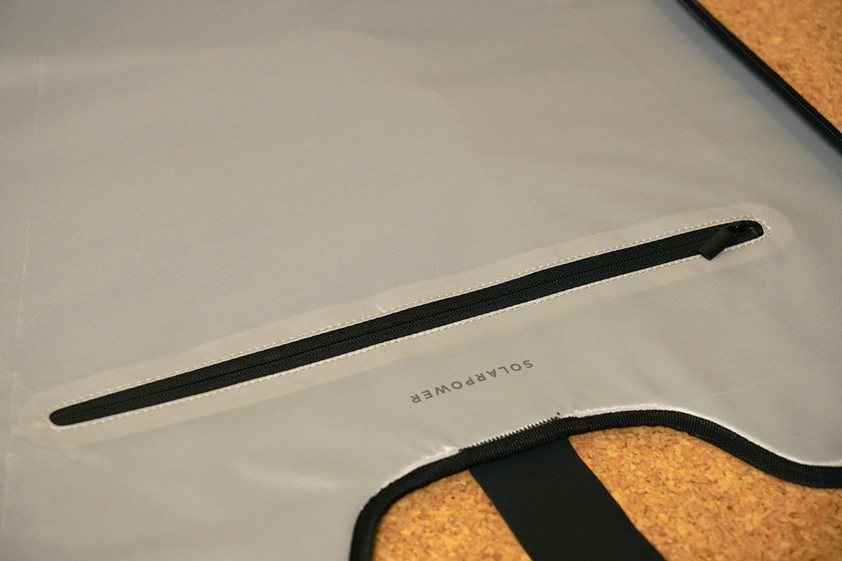 Jackery SolarSaga 200W ソーラーパネルの収納バッグの収納部　開く前