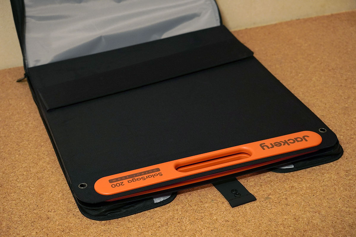 Jackery SolarSaga 200W ソーラーパネルの収納バッグ　ファスナー開いた状態