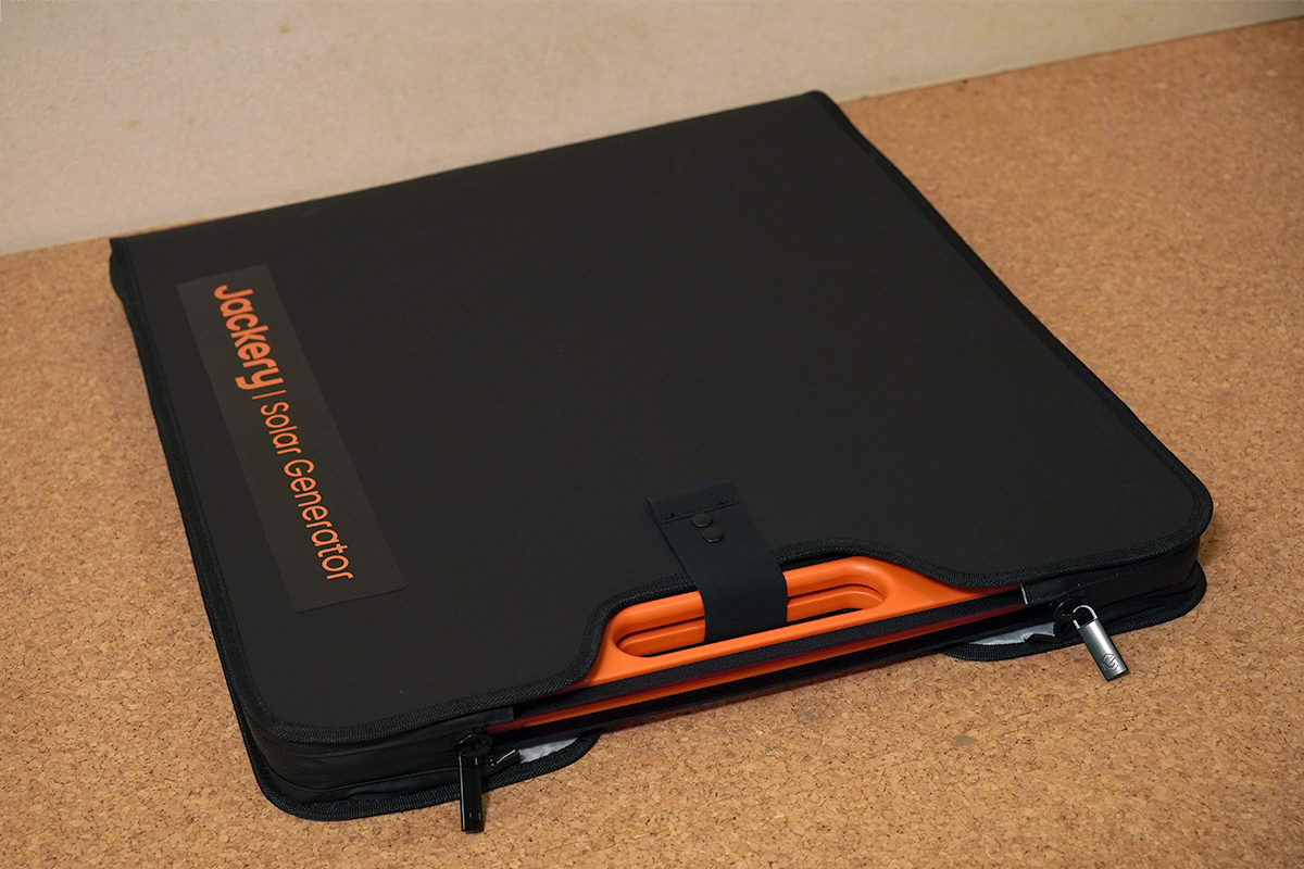 Jackery SolarSaga 200W ソーラーパネルの収納バッグ　ファスナー開く前