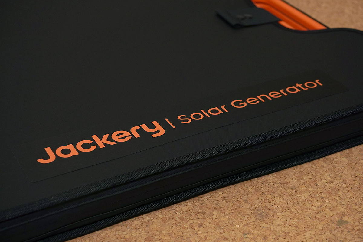 Jackery SolarSaga 200W ソーラーパネルのロゴ