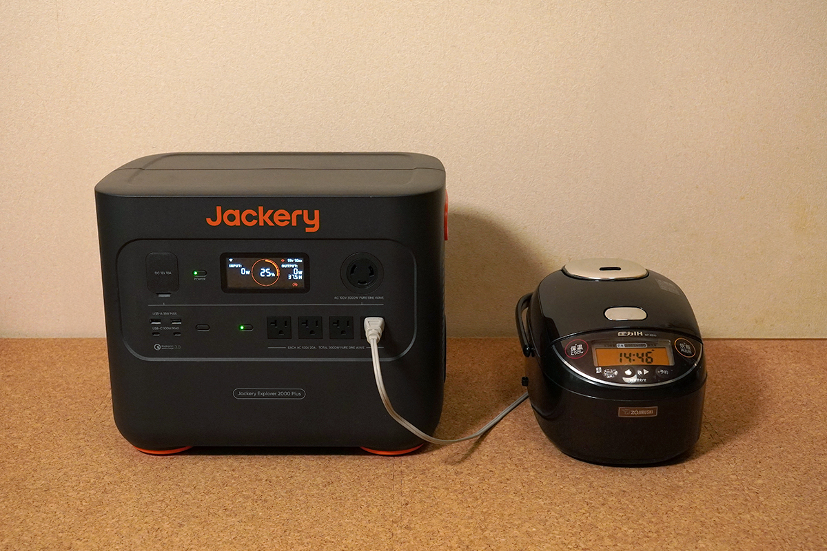 Jackery ポータブル電源 2000 Plusで炊飯器を使用した状態