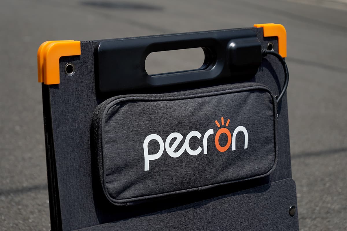 PECRON 100W ソーラーパネルの接続ケーブルの収納部寄り