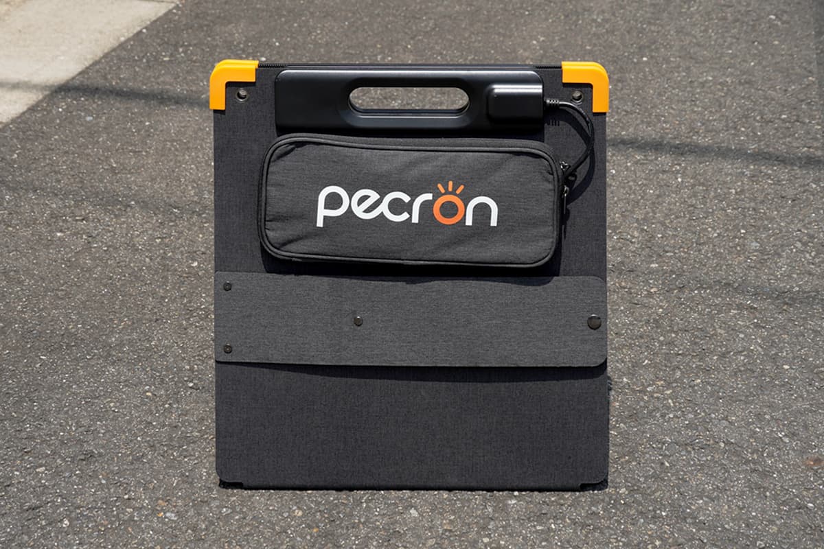 PECRON 100W ソーラーパネルの接続ケーブルの収納した状態