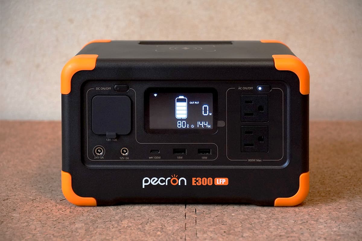 PECRON E300LFP ポータブル電源の正面　寄り