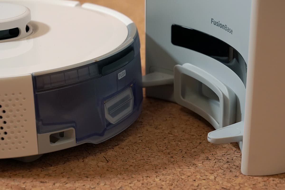 SwitchBot ロボット掃除機 K10＋Pro Comboのロボット掃除機が集塵ステーションに戻る状態