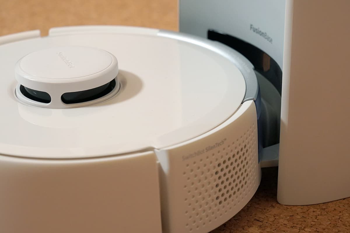 SwitchBot ロボット掃除機 K10＋Pro Comboのロボット掃除機が集塵ステーションに戻った状態