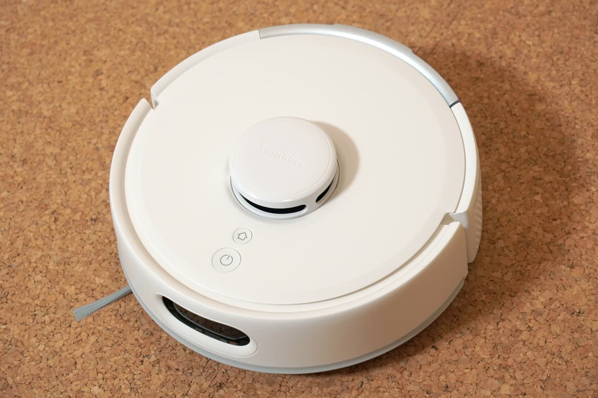 SwitchBot ロボット掃除機 K10＋Pro Comboのロボット掃除機　斜め前