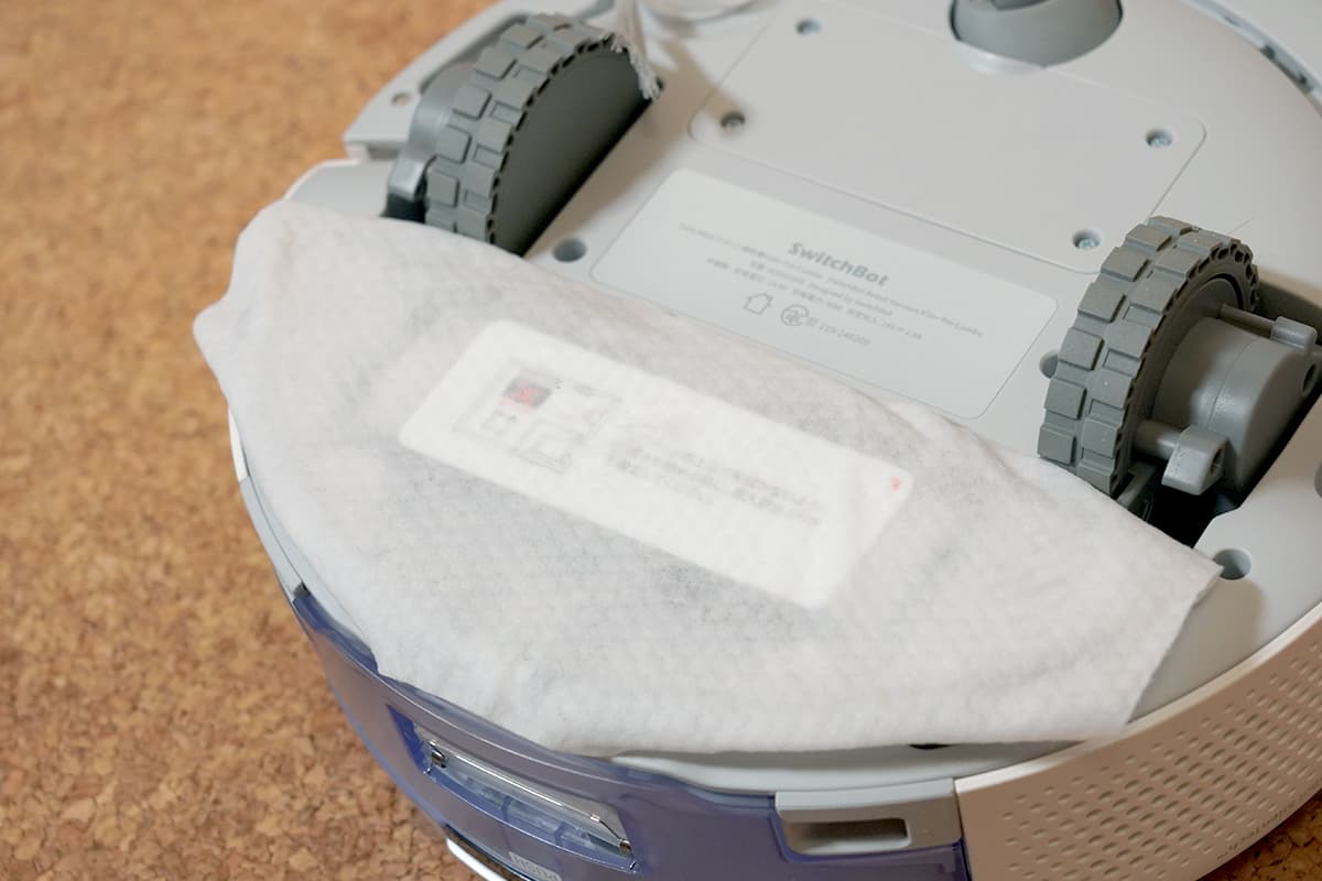 SwitchBot ロボット掃除機 K10＋Pro Comboのロボット掃除機にお掃除シートを取り付けた状態