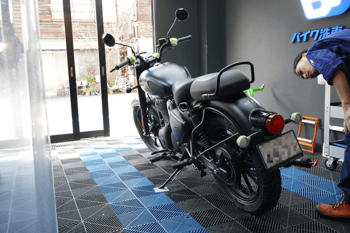 BB商会バイク洗車センターの洗車作業の様子　ROYAL ENFIELD CLASSIC350にマスキングをした状態　斜め後ろ