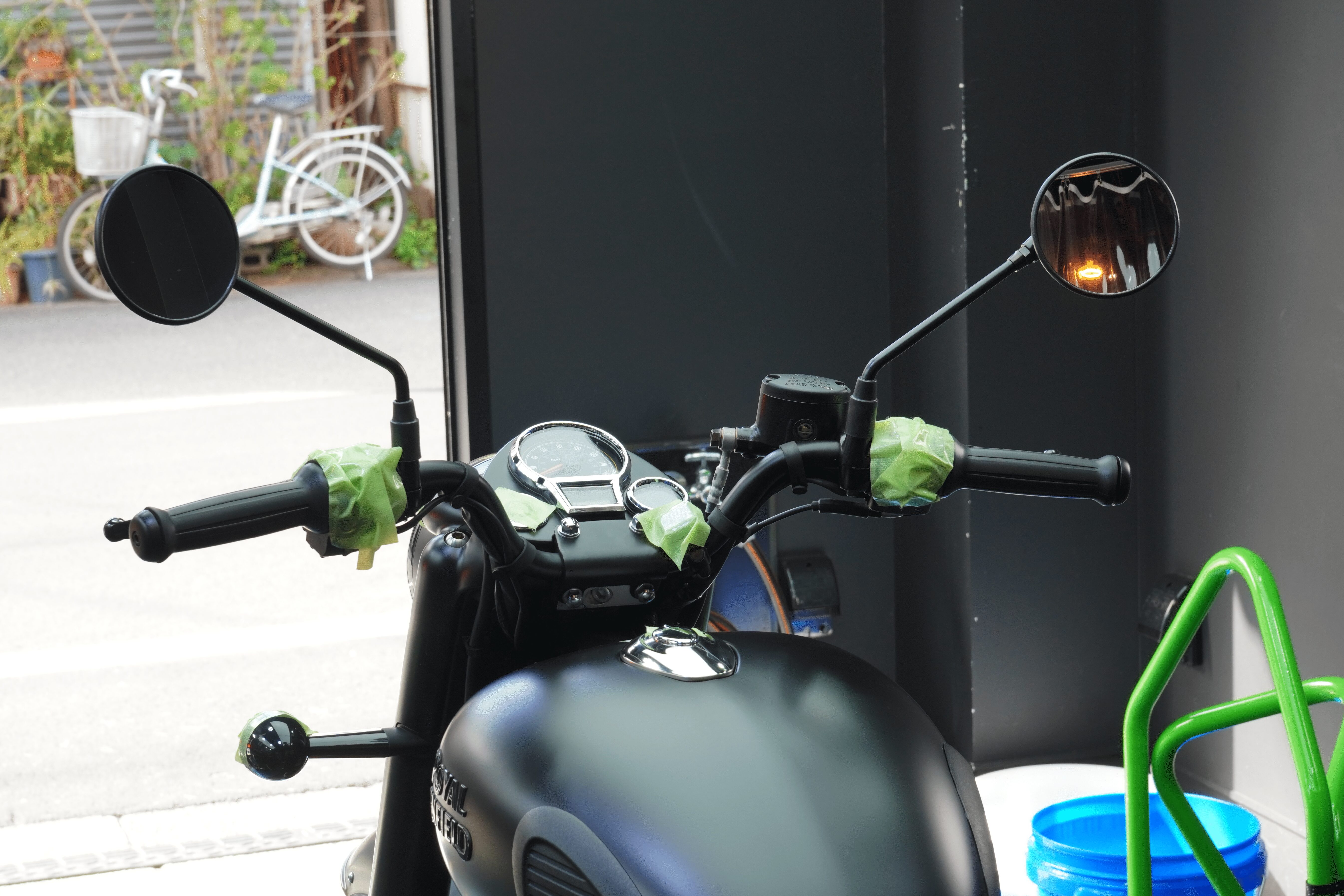 BB商会バイク洗車センターの洗車作業の様子　ROYAL ENFIELD CLASSIC350にマスキングをした状態　ハンドル部寄り