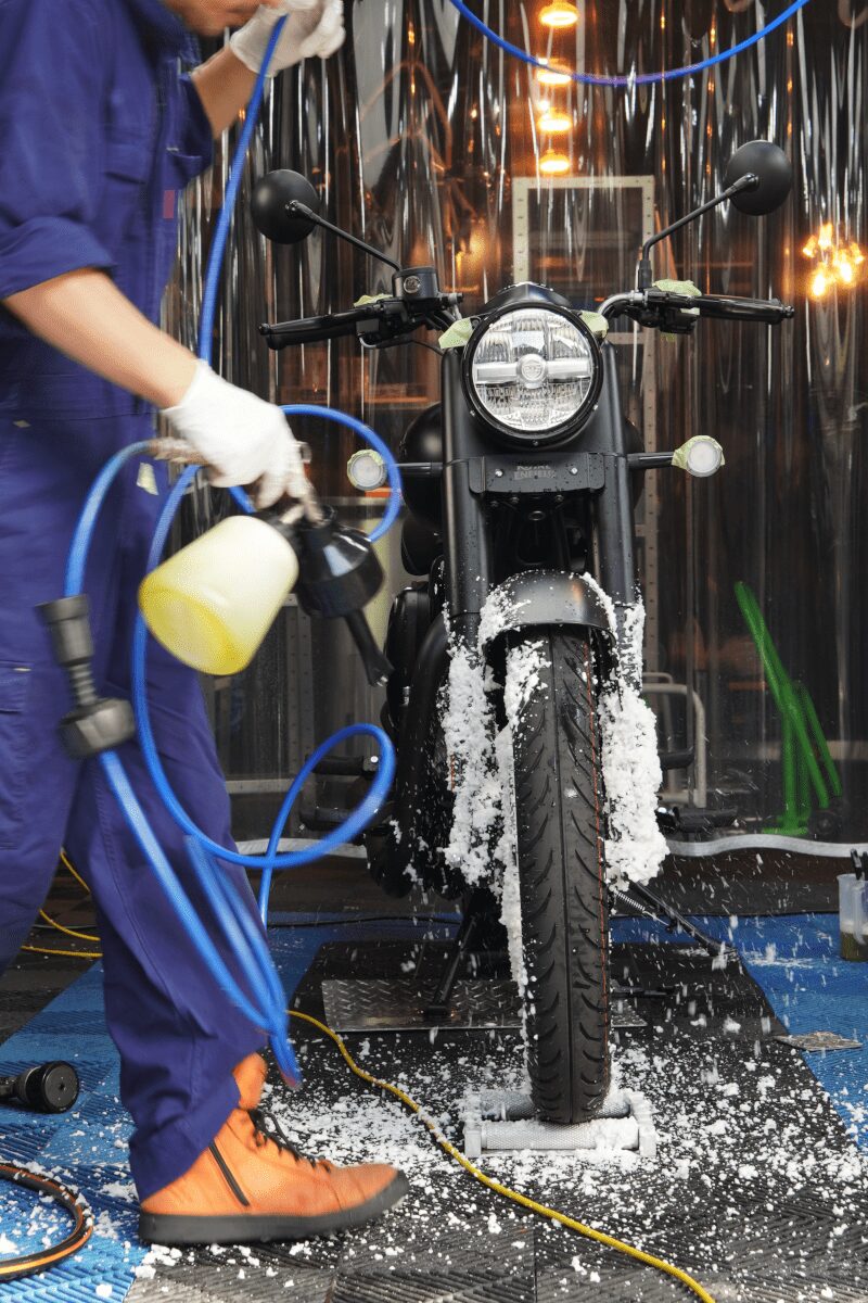 BB商会バイク洗車センターの洗車作業の様子　ROYAL ENFIELD CLASSIC350のホイール・チェーン・スプロケット・下回り洗浄　正面