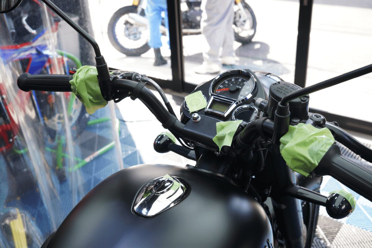 BB商会バイク洗車センターの洗車作業の様子　ROYAL ENFIELD CLASSIC350にマスキングをした状態　ハンドル部寄り　逆側