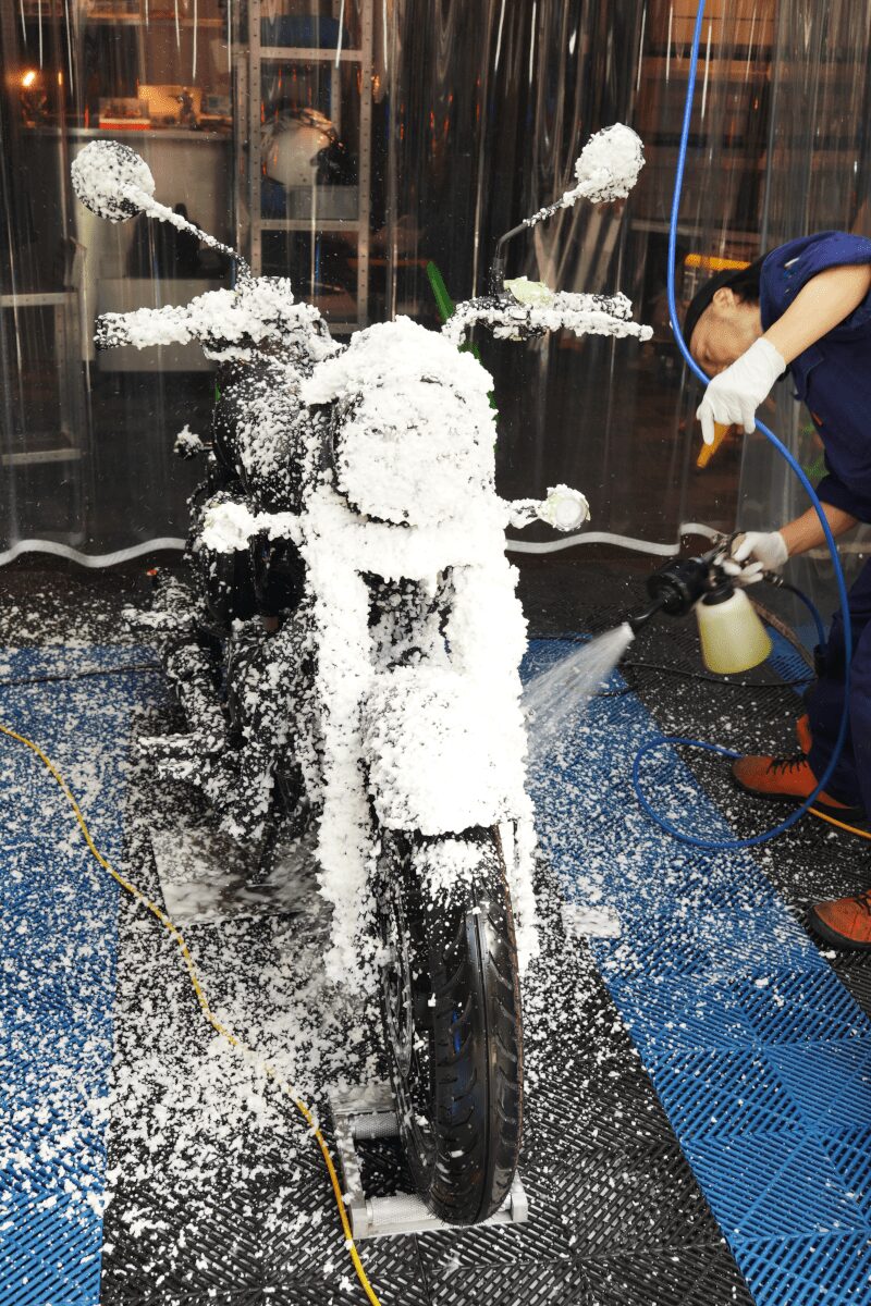 BB商会バイク洗車センターの洗車作業の様子　ROYAL ENFIELD CLASSIC350の泡洗車