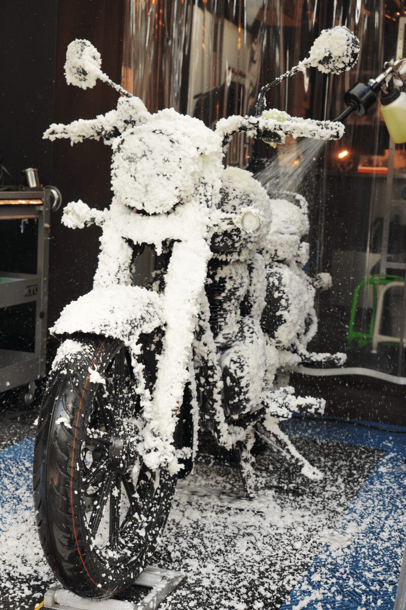BB商会バイク洗車センターの洗車作業の様子　ROYAL ENFIELD CLASSIC350の泡洗車 