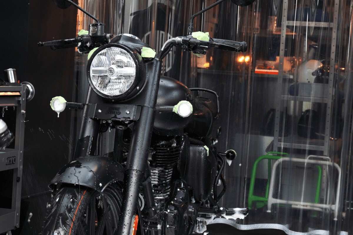 BB商会バイク洗車センターの洗車作業の様子　ROYAL ENFIELD CLASSIC350の仕上げ