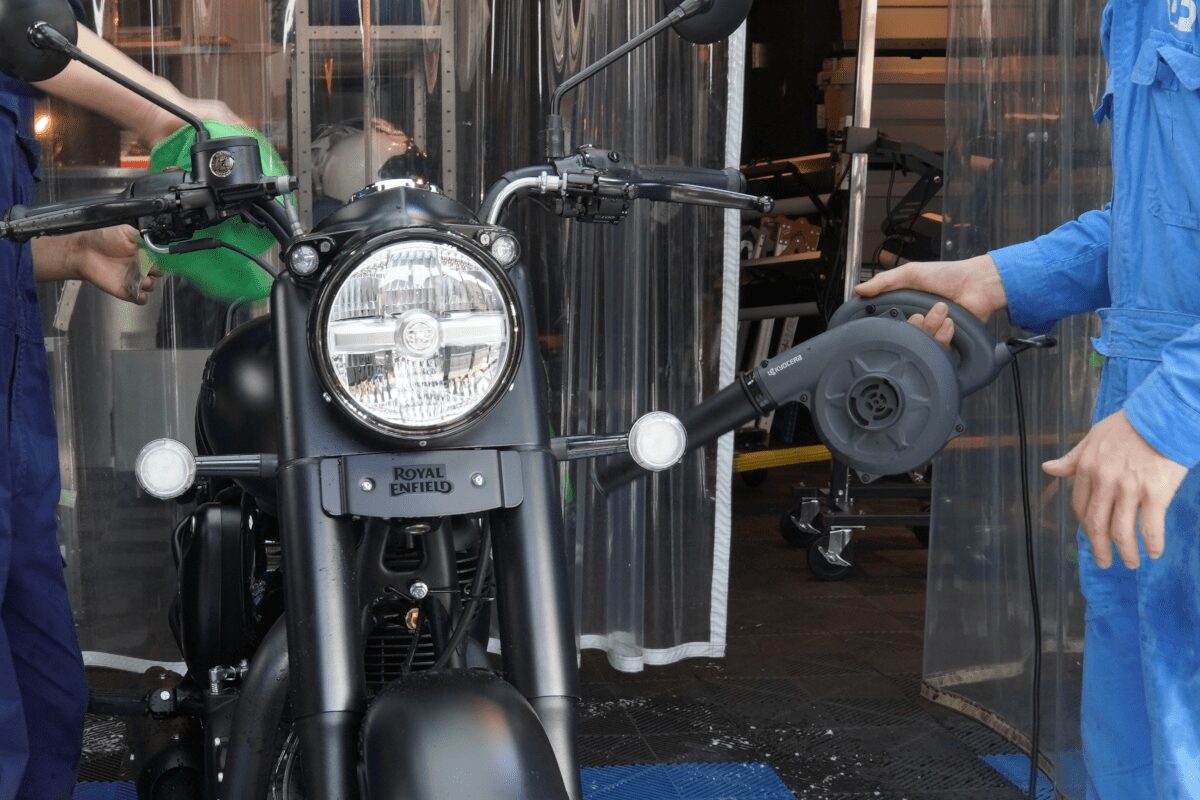 BB商会バイク洗車センターの洗車作業の様子　ROYAL ENFIELD CLASSIC３５０の仕上げ　拭き上げ