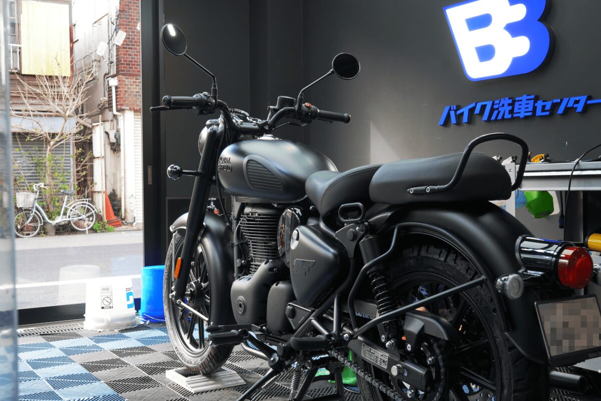 BB商会バイク洗車センターの洗車作業の様子　ROYAL ENFIELD CLASSIC350の洗車仕上げをした状態