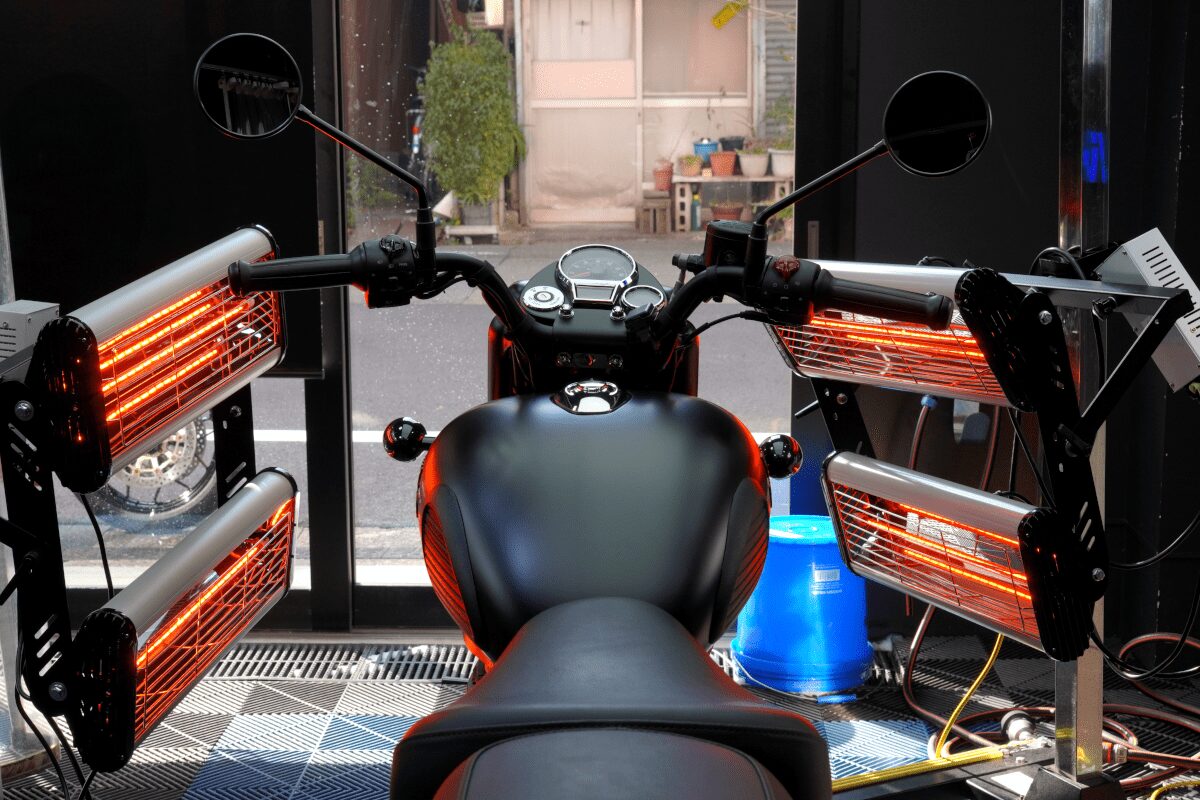 BB商会バイク洗車センターの洗車作業の様子　ROYAL ENFIELD CLASSIC350にガラスコーティング剤を乾燥させている状態　ヒーター使用