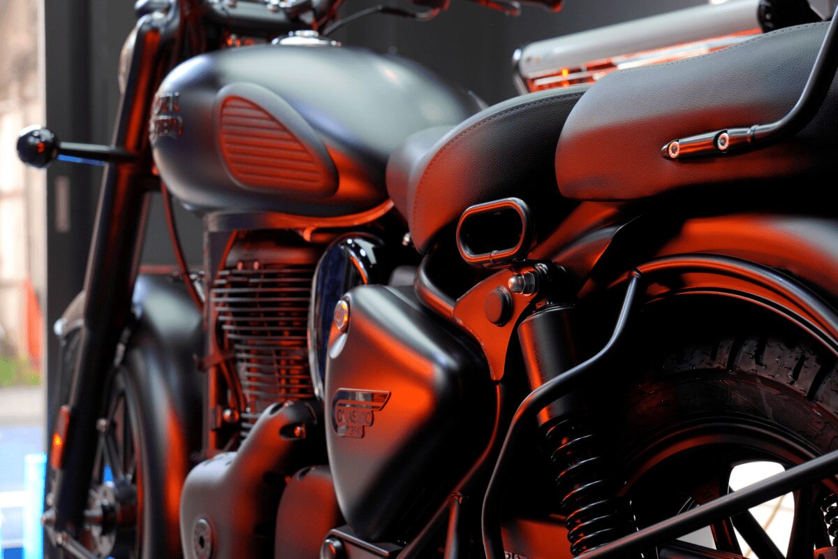 BB商会バイク洗車センターの洗車作業の様子　ROYAL ENFIELD CLASSIC350にガラスコーティング剤を乾燥させている状態　ヒーター使用　車体側面