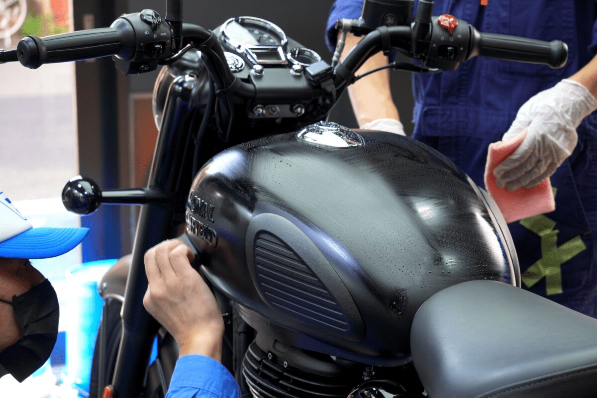 BB商会バイク洗車センターの洗車作業の様子　ROYAL ENFIELD CLASSIC350にガラスコーティング2回目　手塗り
