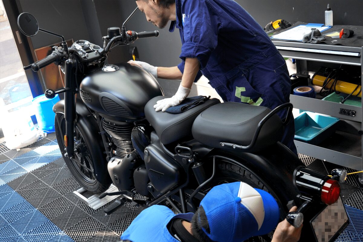 BB商会バイク洗車センターの洗車作業の様子　ROYAL ENFIELD CLASSIC350にガラスコーティング2回目　手塗り　車体全体
