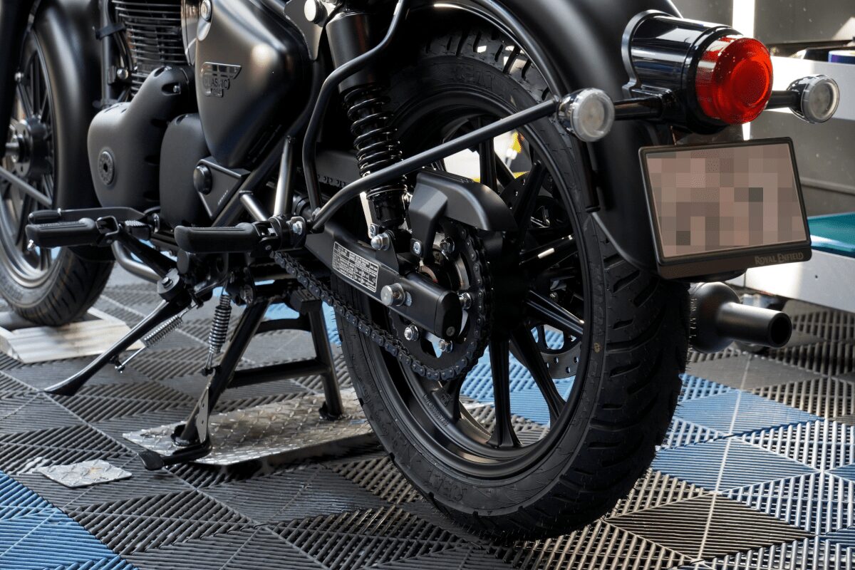 BB商会バイク洗車センターの洗車作業の様子　ROYAL ENFIELD CLASSIC350のガラスコーティング完了　リアタイヤ周り