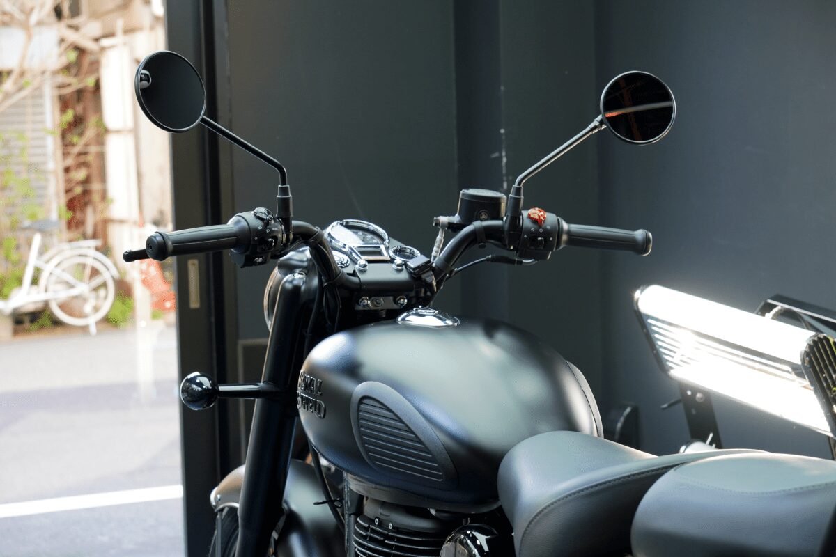 BB商会バイク洗車センターの洗車作業の様子　ROYAL ENFIELD CLASSIC350のガラスコーティング完了　ハンドル周り