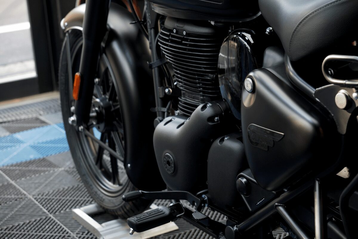 BB商会バイク洗車センターの洗車作業の様子　ROYAL ENFIELD CLASSIC350のガラスコーティング完了　エンジン周り