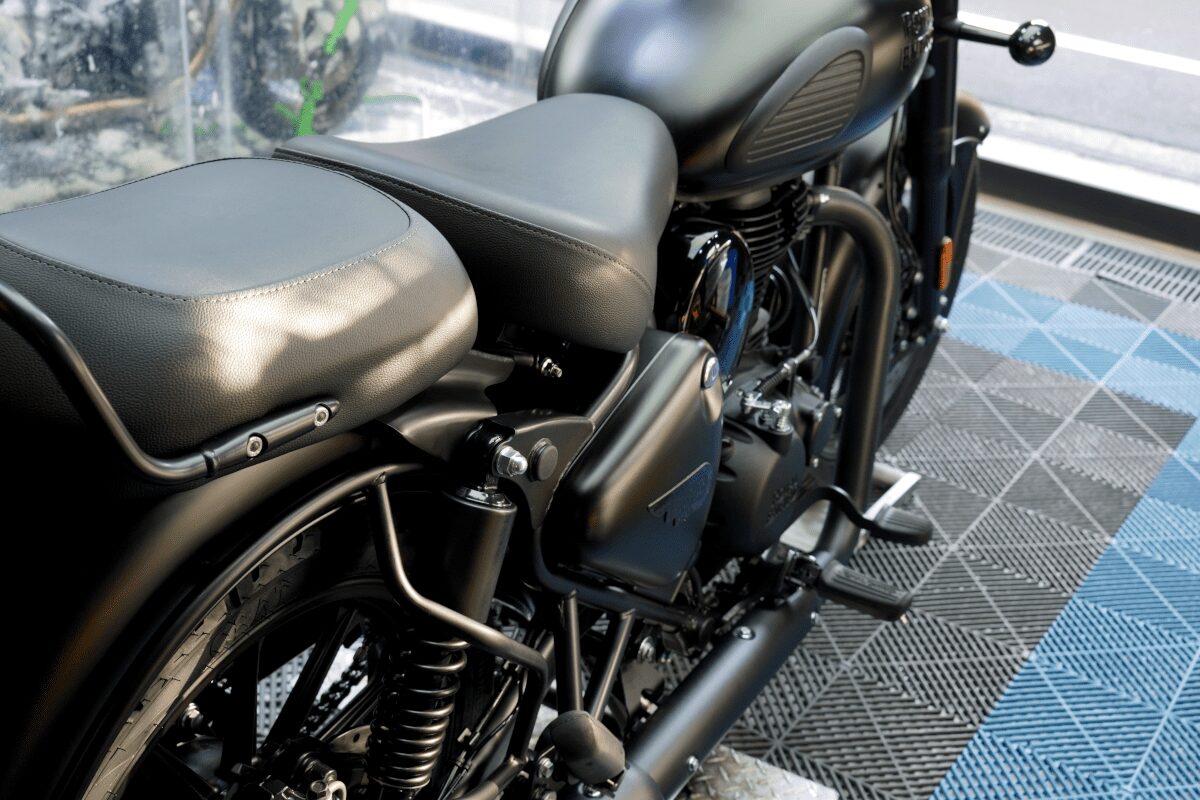 BB商会バイク洗車センターの洗車作業の様子　ROYAL ENFIELD CLASSIC350のガラスコーティング完了　車体右側面