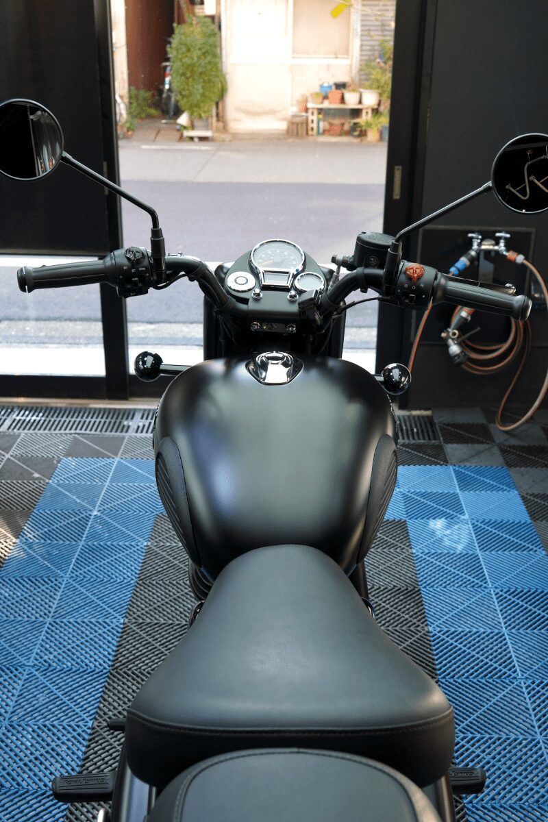 BB商会バイク洗車センターの洗車作業の様子　ROYAL ENFIELD CLASSIC350のガラスコーティング完了　ハンドル周り　タンク　シート