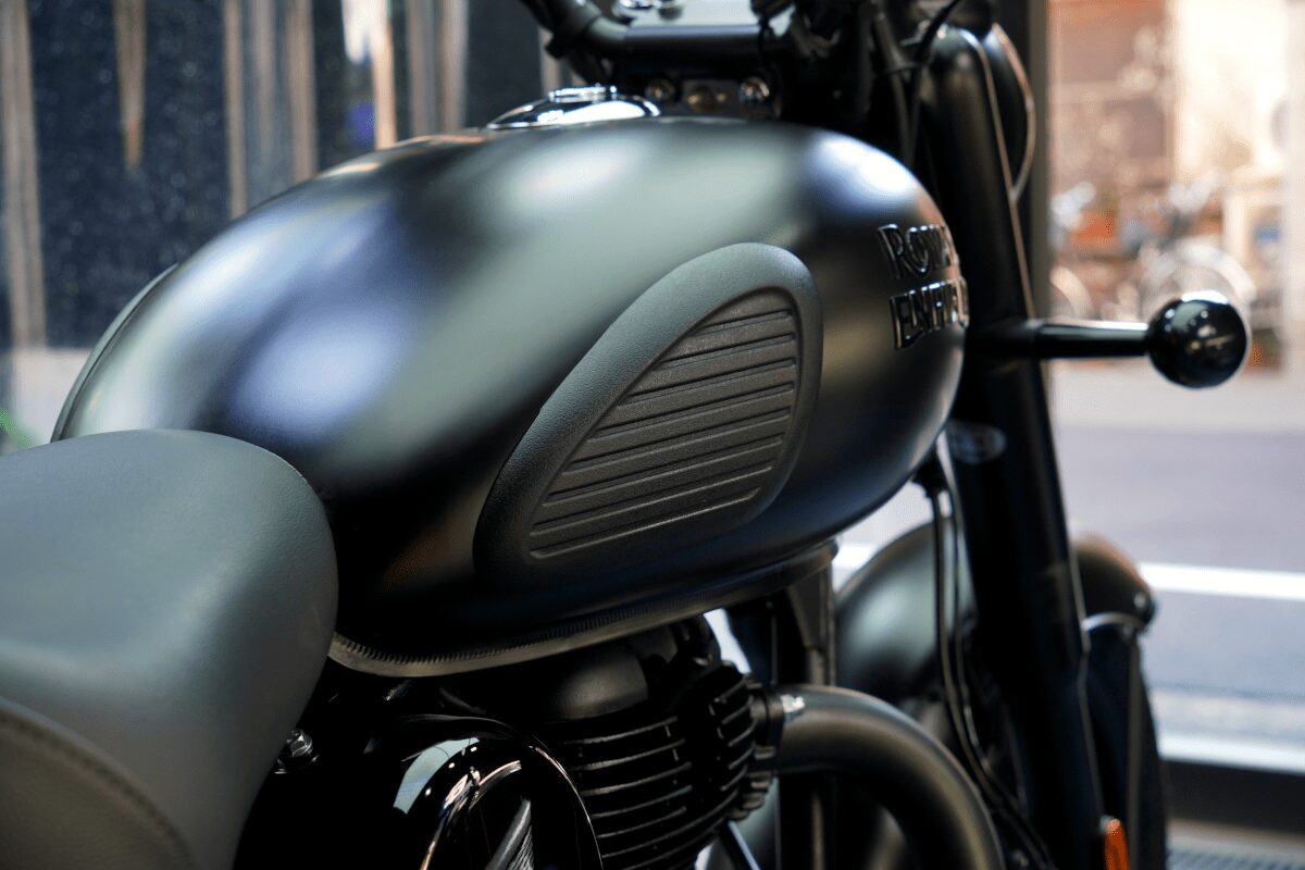BB商会バイク洗車センターの洗車作業の様子　ROYAL ENFIELD CLASSIC350のタンク寄り
