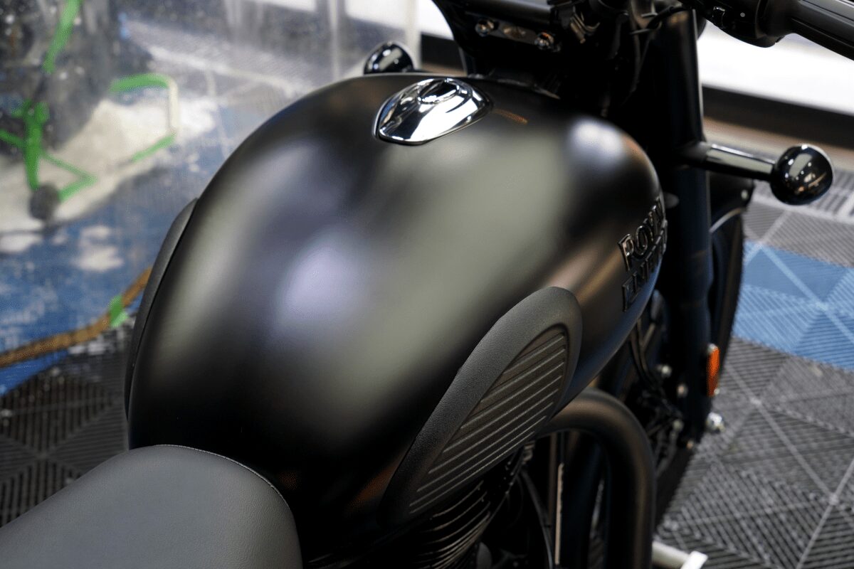 BB商会バイク洗車センターの洗車作業の様子　ROYAL ENFIELD CLASSIC350のガラスコーティング完了　タンク寄り