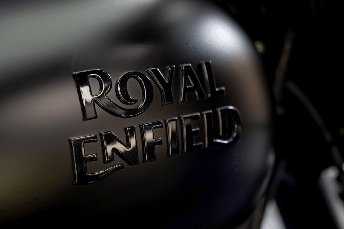 BB商会バイク洗車センターの洗車作業の様子　ROYAL ENFIELD CLASSIC350のガラスコーティング完了　タンクのROYALENFIELDロゴ