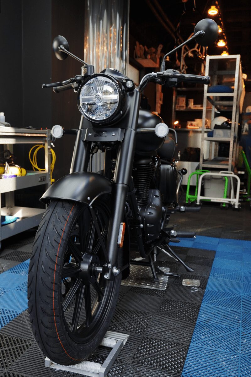 BB商会バイク洗車センターの洗車作業の様子　ROYAL ENFIELD CLASSIC350のガラスコーティング完了