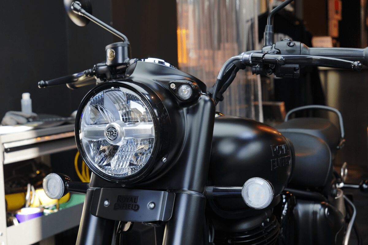 BB商会バイク洗車センターの洗車作業の様子　ROYAL ENFIELD CLASSIC350のガラスコーティング完了