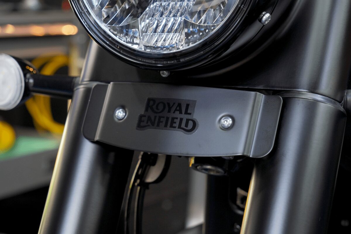 BB商会バイク洗車センターの洗車作業の様子　ROYAL ENFIELD CLASSIC350のガラスコーティング完了　ROYALENFIELDロゴ
