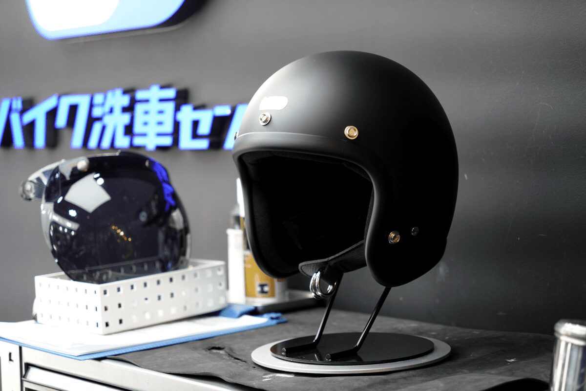 BB商会バイク洗車センターのガラスコーティング　TT＆COのヘルメット
