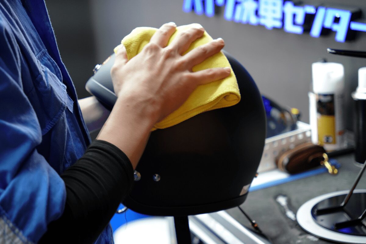 BB商会バイク洗車センターのガラスコーティング　TT＆COのヘルメット　脱脂