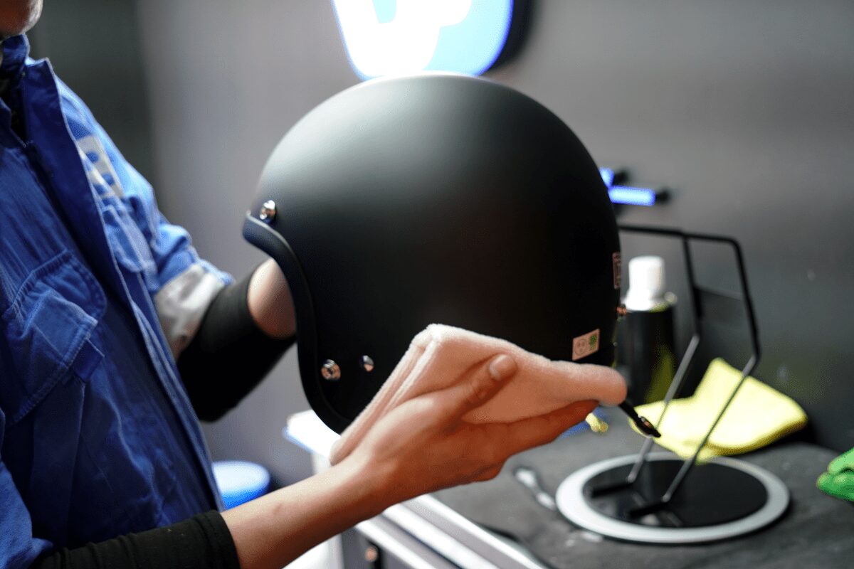 BB商会バイク洗車センターのガラスコーティング　TT＆COのヘルメット　ガラスコーティング剤を広げる