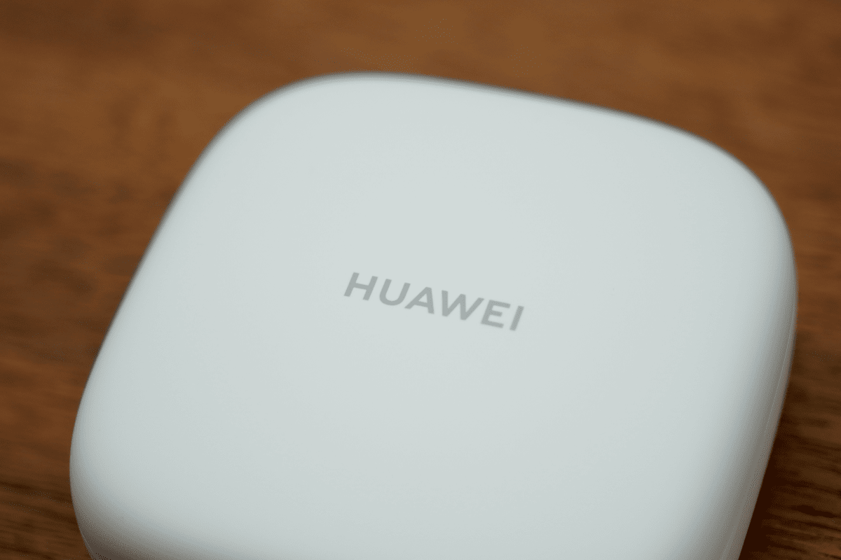 HUAWEI FreeArcの充電ケース　ロゴ寄り