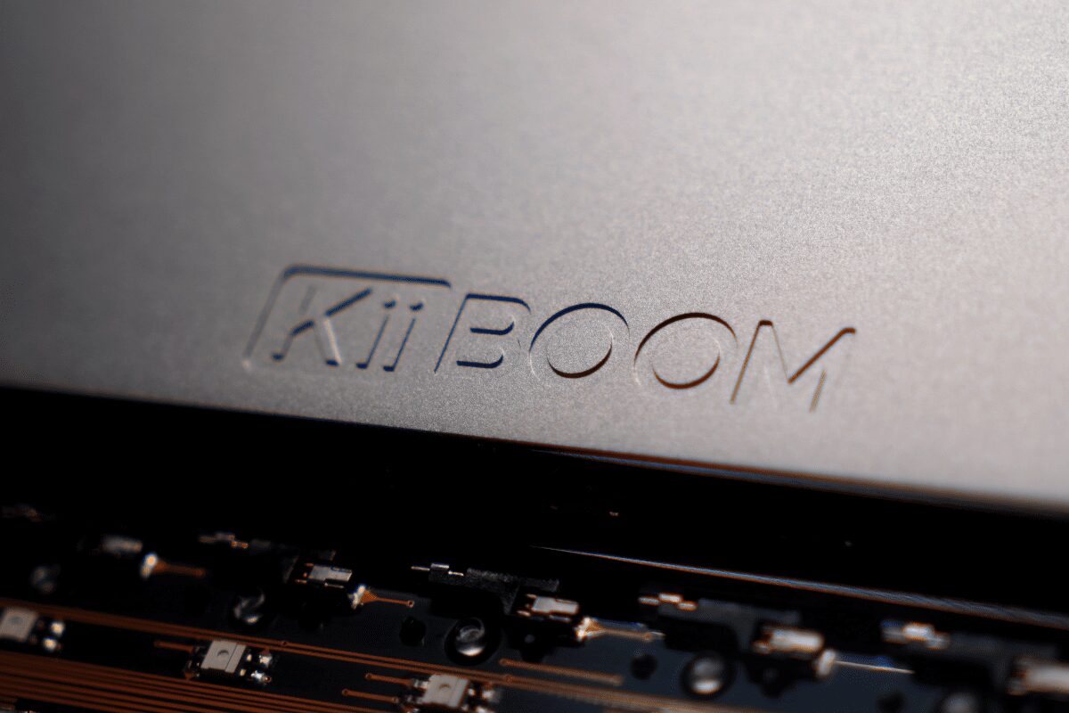 キーボード・KiiBOOM Phantom 81 V3のKiiBOOMロゴ　寄り