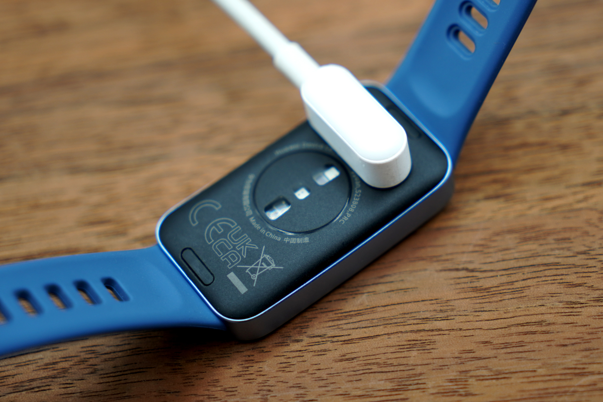 HUAWEI Band 10に充電ケーブルを取り付けた状態
