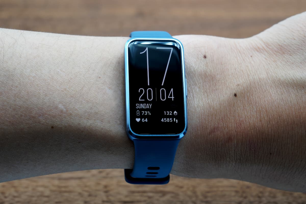 HUAWEI Band 10を左腕に取り付けた状態