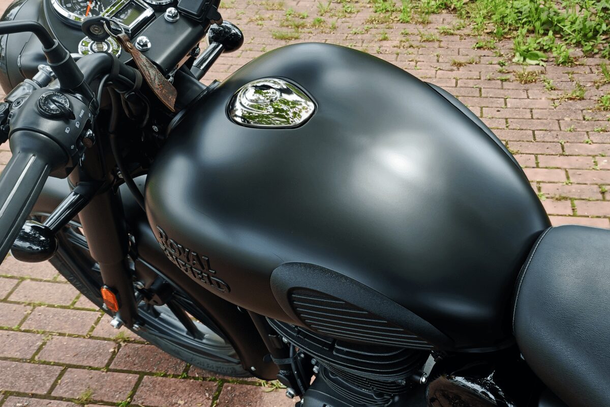ROYAL ENFIELD CLASSIC 350のタンクをPPF施工(ペイントプロテクションフィルム施工)後の様子 太陽光で見たイメージ