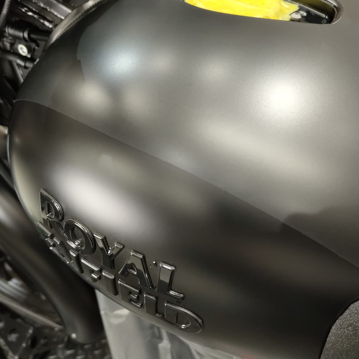 ROYAL ENFIELD CLASSIC 350のタンクをPPF施工（ペイントプロテクションフィルム施工）前後の比較画像