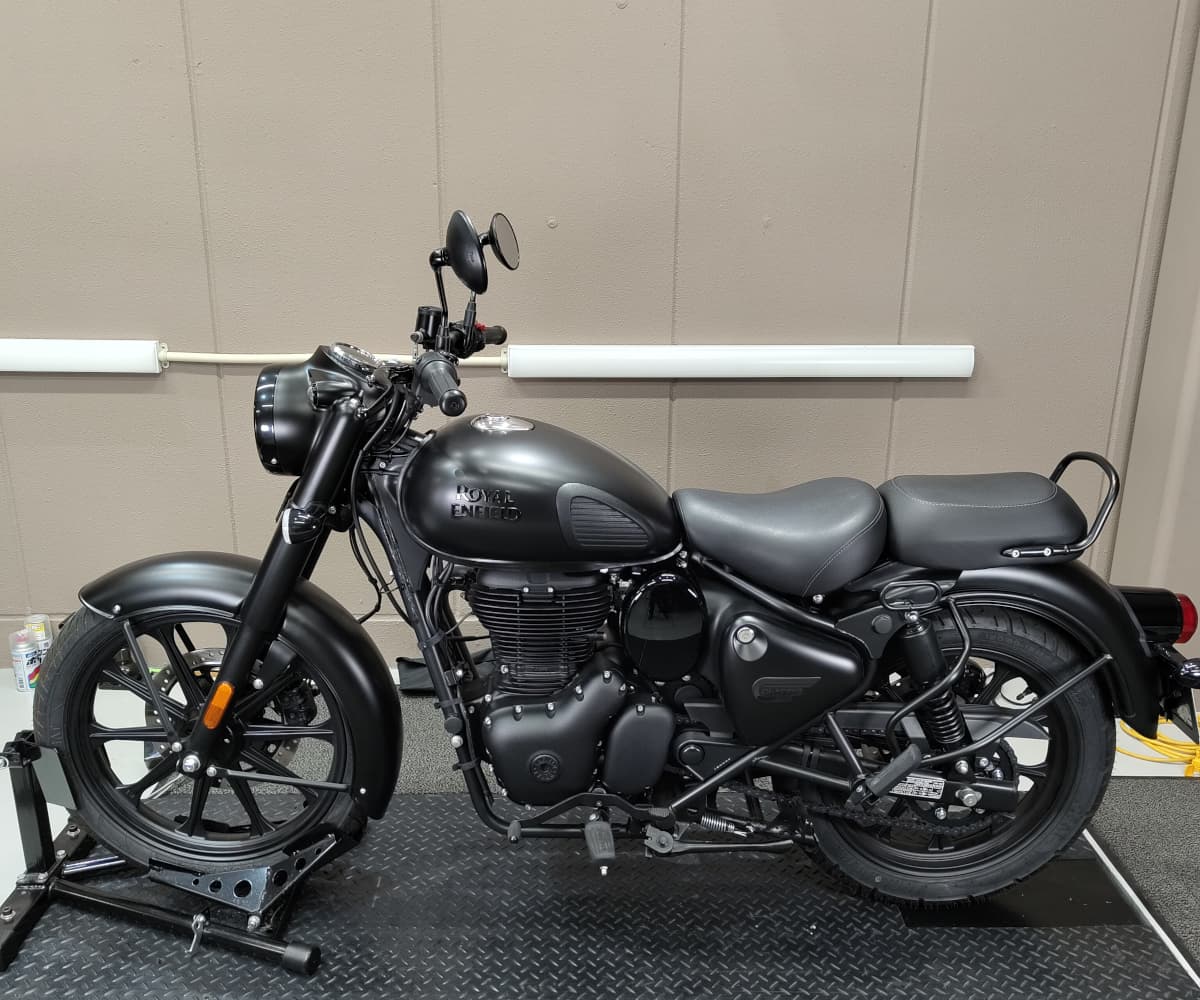 ROYAL ENFIELD CLASSIC 350のタンクをPPF施工（ペイントプロテクションフィルム施工）後の様子　全体引き