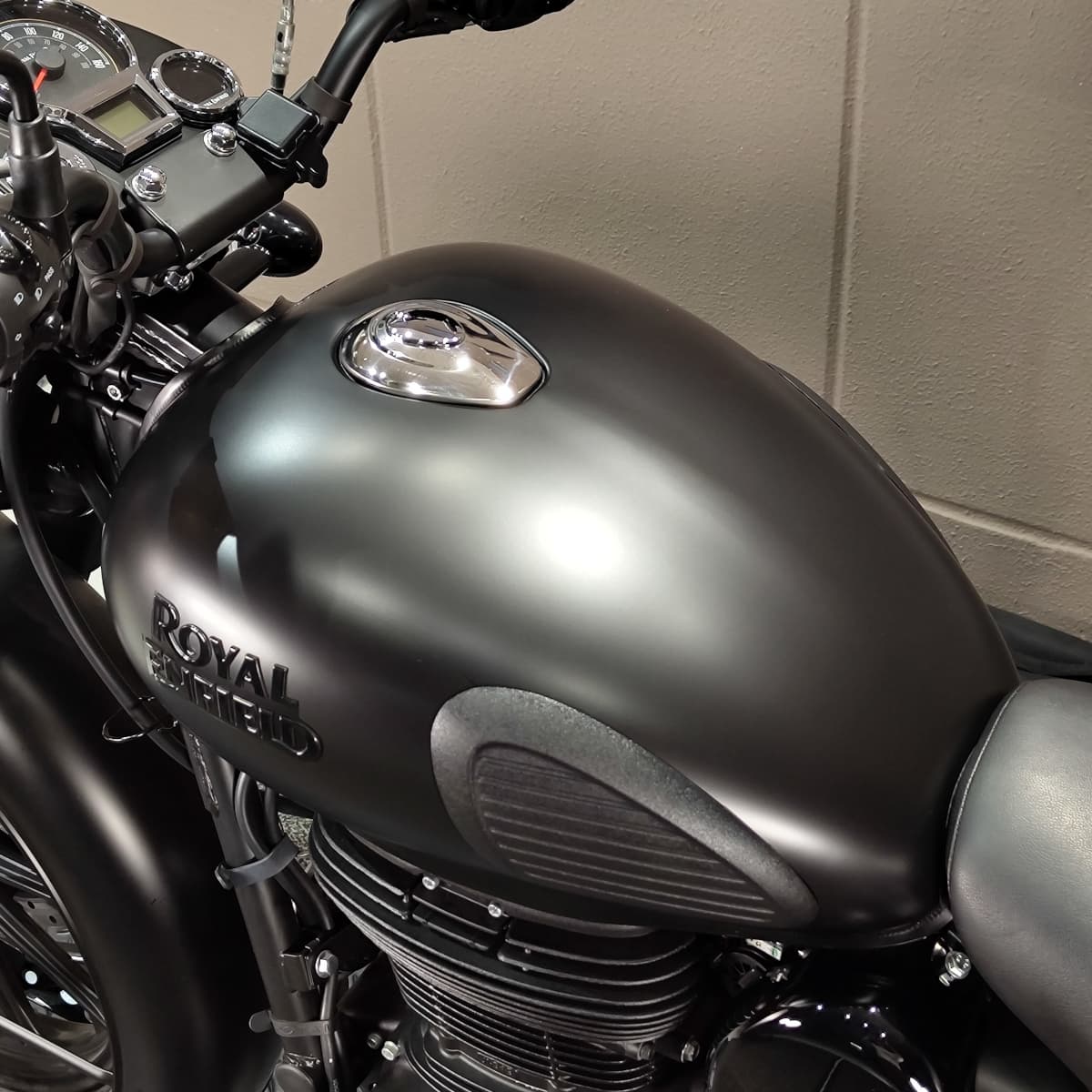 ROYAL ENFIELD CLASSIC 350のタンクをPPF施工(ペイントプロテクションフィルム施工)後の様子 タンク上部