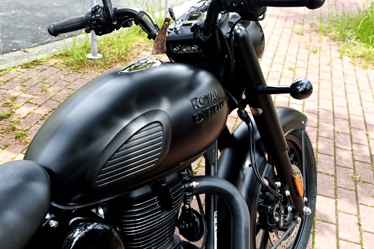 ROYAL ENFIELD CLASSIC 350のタンクをPPF施工(ペイントプロテクションフィルム施工)後の様子 太陽光で見たイメージ