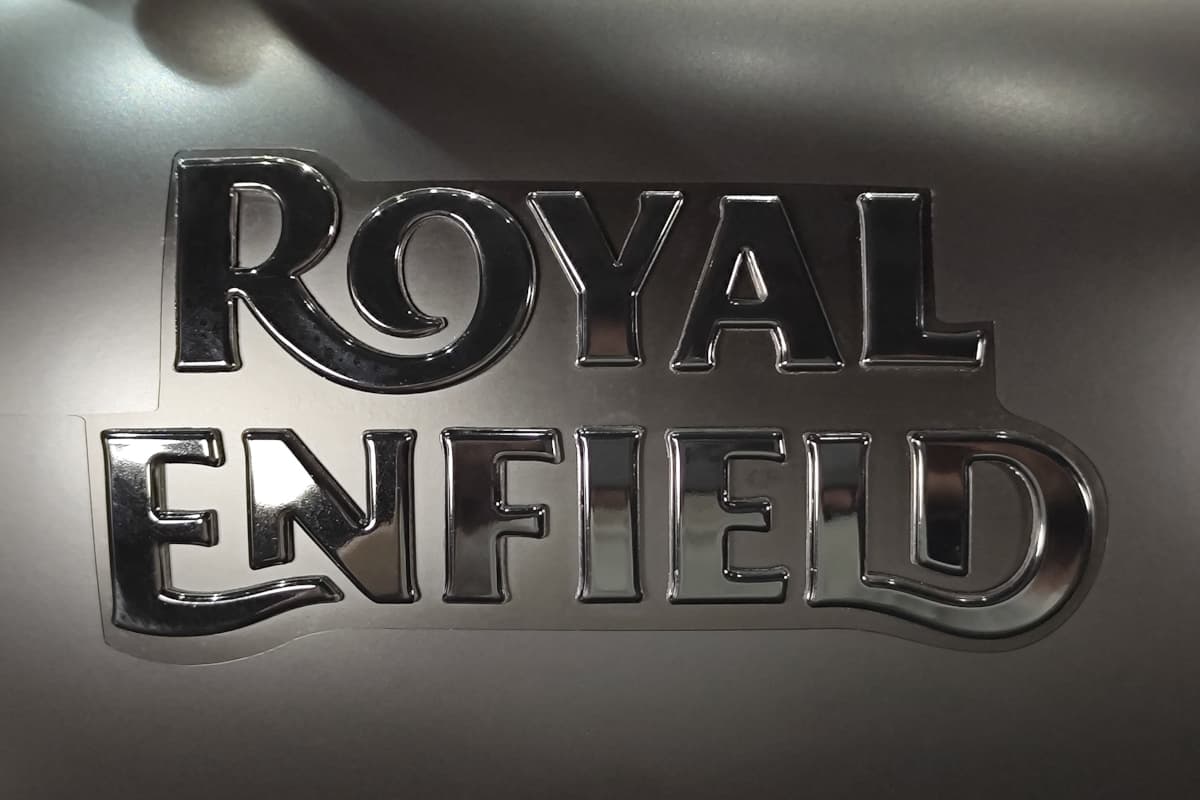 ROYAL ENFIELD CLASSIC 350のタンクをPPF施工(ペイントプロテクションフィルム施工)後の様子 ロゴ周辺寄り