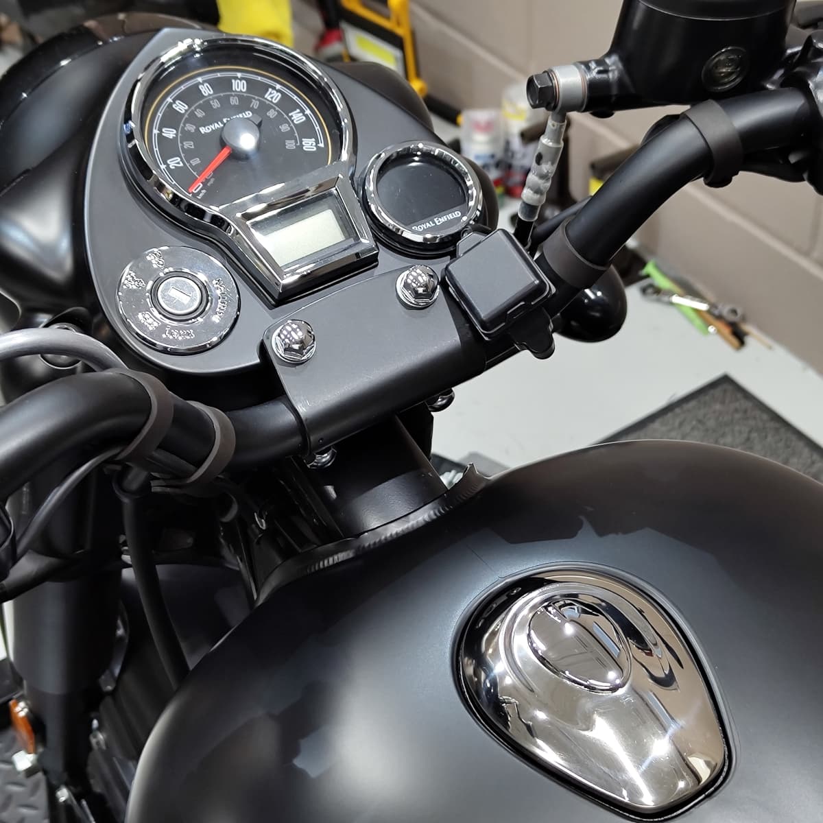 ROYAL ENFIELD CLASSIC 350のタンクをPPF施工(ペイントプロテクションフィルム施工)後の様子 給油口部分